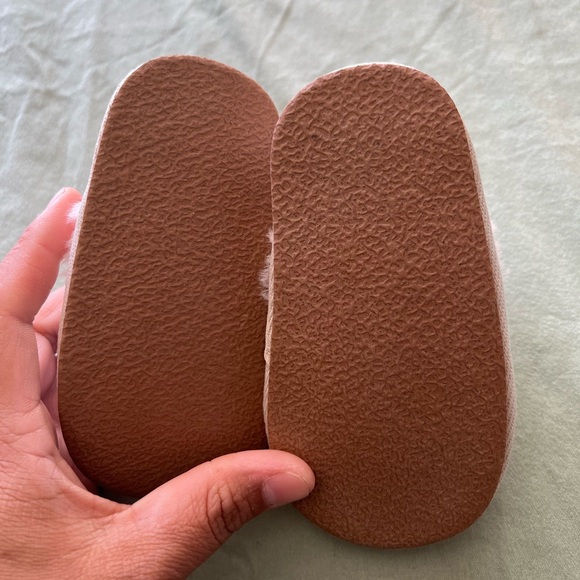Infant white Bear Paw Faux Fur Lined Slippers Size 6-12 Months - Picture 4 of 8